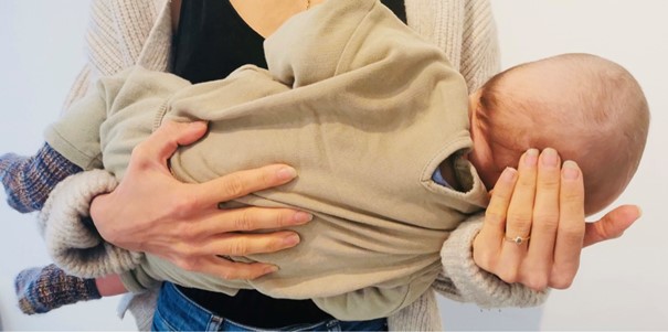Bild Kind im Arm